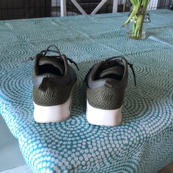 Nike air max’s Theas - Picture 2 of 7